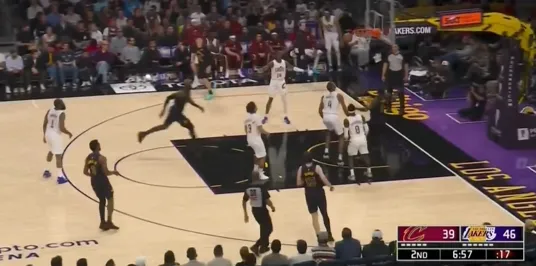 华体会官网-可惜！詹姆斯送出空接妙传，艾顿起跳放篮磕到篮筐前沿